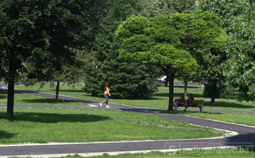 Zelena oaza: Šetnja obnovljenom pješačkom stazom u parku kod Druge gimnazije
